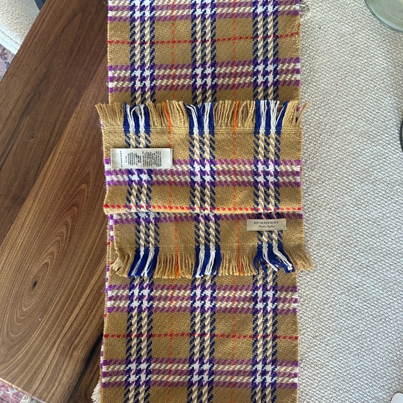 Burberry merino wool scarf - Picture 2 of 4